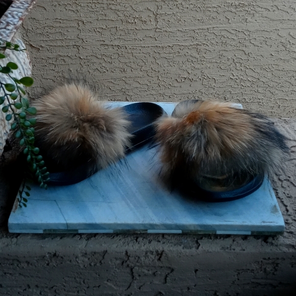 Beautiful brown and black  sandals Slidefaux fur - Picture 3 of 5
